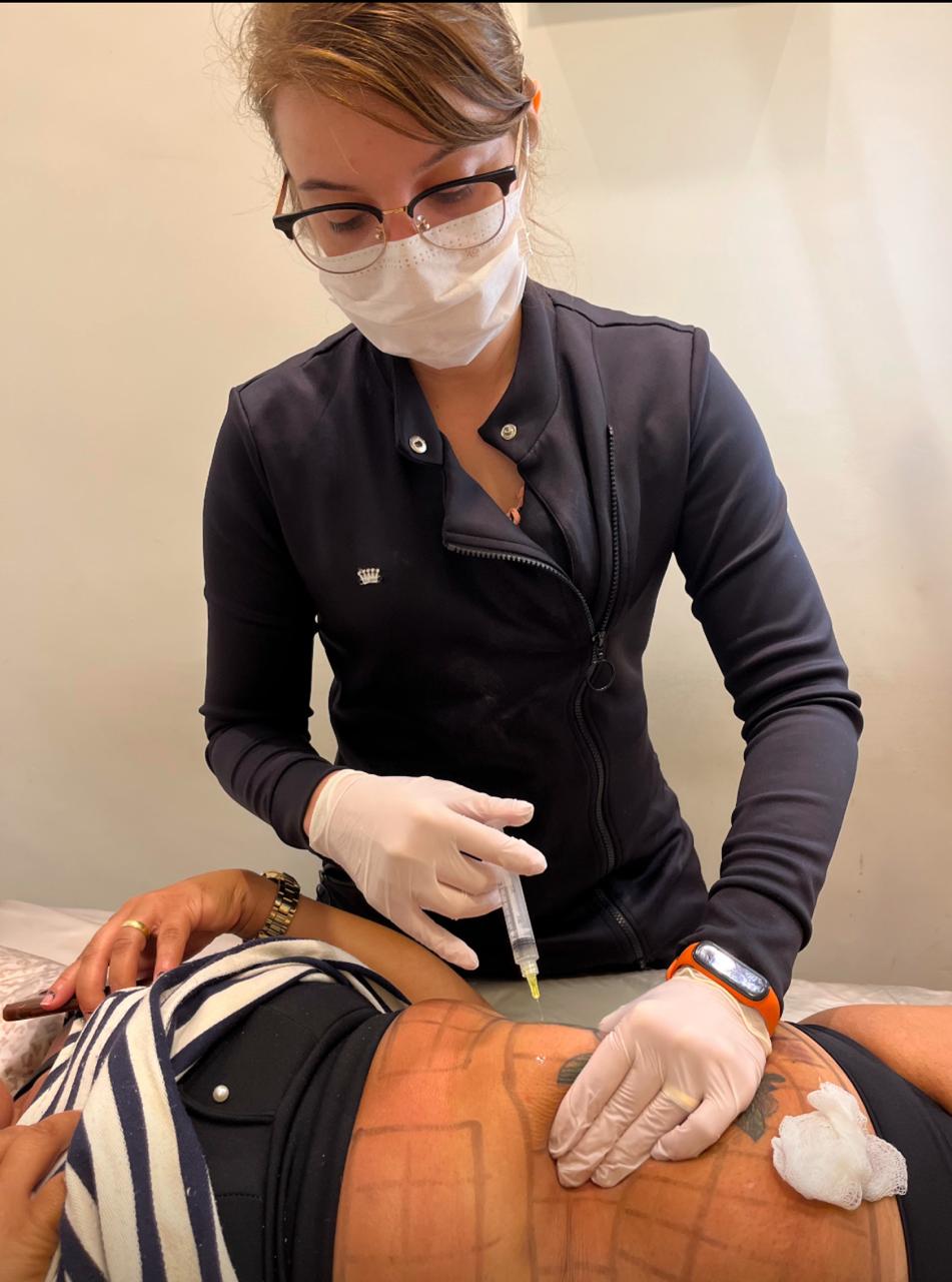Nayara Martins realizando um procedimento na clínica